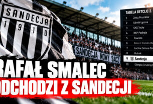 Grafika sportowa o odejściu Rafała Smalca z Sandecji. Na obrazku widoczna jest flaga Sandecji, stadion oraz tabela Betclic 2. Ligi z zaznaczoną Sandecją na 9. miejscu.