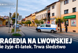 Radiowóz i policyjne taśmy na ulicy Lwowskiej w Nowym Sączu. Napis: „Tragedia na Lwowskiej. Nie żyje 41-latek. Trwa śledztwo”